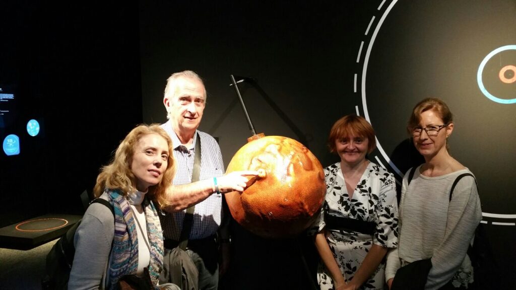 Mónica Pallardó, Miquel Gómez, Xusa Moya and Amelia Ortiz-Gil stand by a large print out of the Mars 3D model.Mónica Pallardó, Miquel Gómez, Xusa Moya y Amelia Ortiz-Gil junto a una reproducción a gran tamaño del modelo de Marte