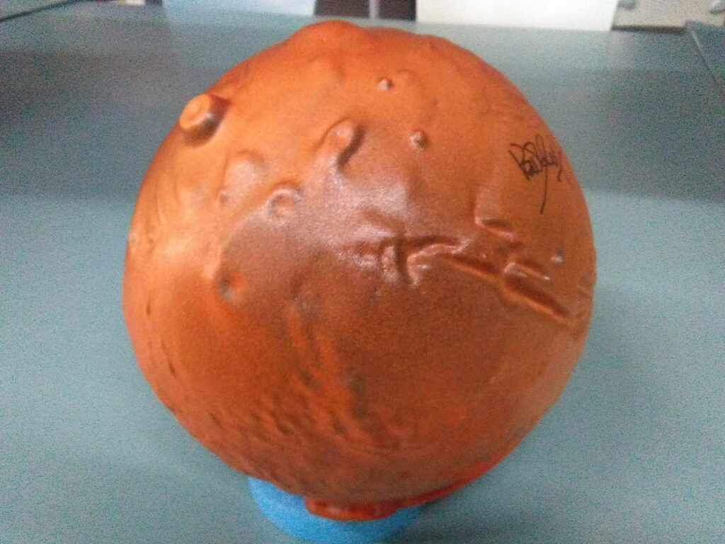 The Mars tactile globe, painted in orange. One can see the Valles Marineris. El modelo de Marte pintado en color anaranjado; se puede ver el Valles Marineris